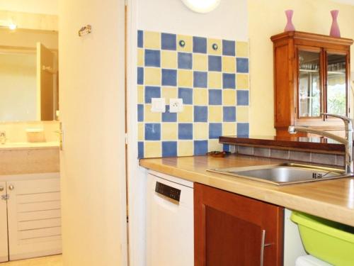une cuisine avec un évier et un plan de travail dans l'établissement Splendide T2 avec terrasse et garage, à 3 min de la plage, 4 couchages - FR-1-252A-120, à Villeneuve-Loubet