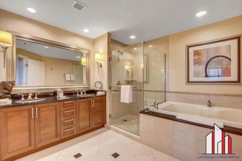 y baño grande con bañera y ducha. en MGM Signature-23-811 F1 Track & Strip View Studio en Las Vegas