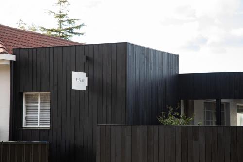 un edificio nero con un cartello che recita "verità" di The Lodge - 4 Luxury Central Private Studio Rooms - Free wifi a Mount Gambier