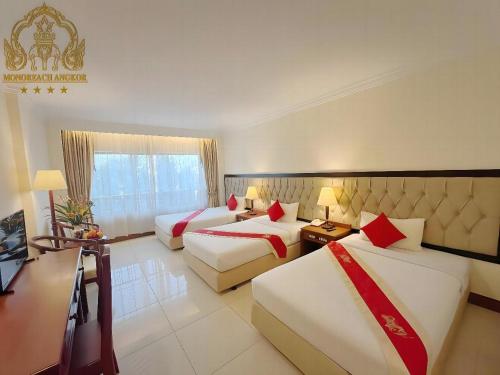 เตียงในห้องที่ Monoreach Angkor Hotel