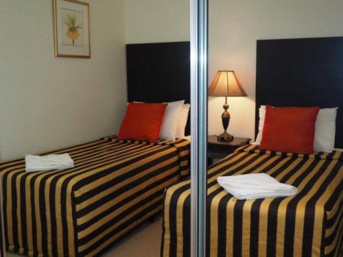 Una cama o camas en una habitación de Beachfront Apartment 1 Beachfront Haven - 1 bed