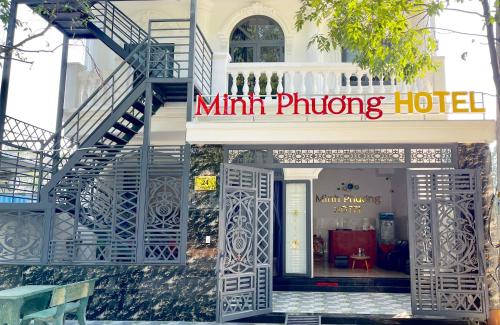 een hotel met een bord dat mint philling leest bij Minh Phương Hotel - Khách sạn Thủ Dầu Một Bình Dương in Xóm Ông Phùng