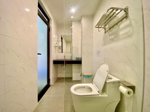 uma casa de banho branca com um WC e um lavatório em PHƯƠNG DONG HOTEL em Ðông Khê