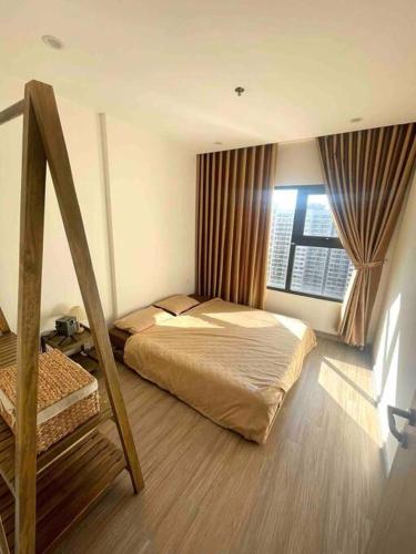 - une chambre avec un lit et une fenêtre dans l'établissement 2BR Vinhomes Apartment! A sun-drenched apartment, à Hanoï