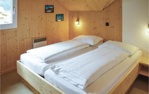 MurauにあるNice Home In Murau With 4 Bedrooms And Saunaのベッド2台 木製の壁の部屋