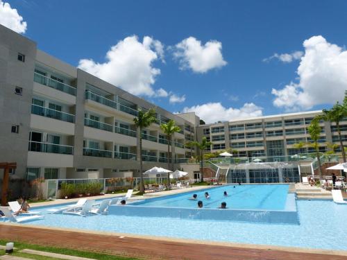 una gran piscina frente a un edificio en Alugueasy - Brisas do Lago, en Brasilia