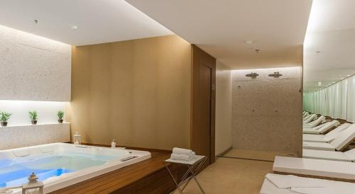 y baño grande con bañera y ducha. en Alugueasy - Brisas do Lago, en Brasilia