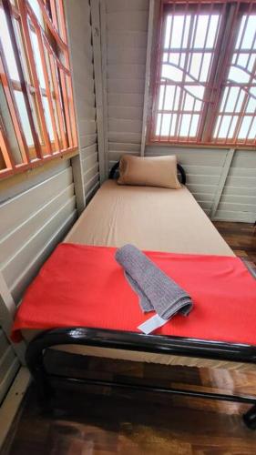 מיטה או מיטות בחדר ב-Teratak Ibu Maryam, Hulu Langat