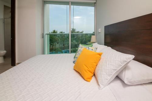 a bedroom with a large bed with a large window at Magico Apartamento Frente al Mar 2 Habitaciones MSC33 in Coveñas