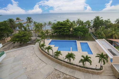 an aerial view of a resort with a swimming pool and the beach at Magico Apartamento Frente al Mar 2 Habitaciones MSC33 in Coveñas