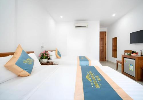 um quarto de hotel com uma cama com uma placa em Mặt Trời Tím Hotel & Spa em Da Nang