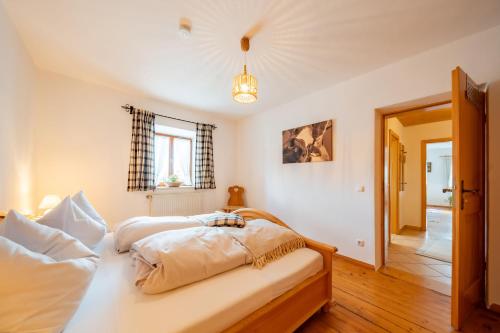 1 Schlafzimmer mit 2 Betten und einem Fenster in der Unterkunft Weissnhof in Samerberg