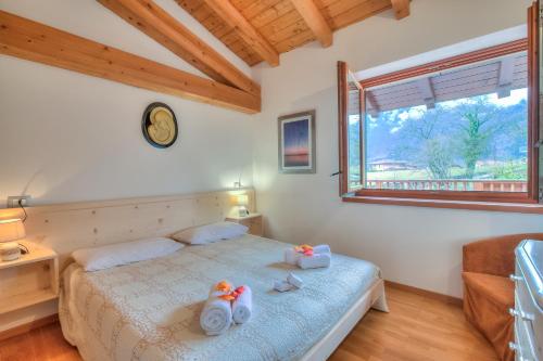 Un dormitorio con una cama con dos juguetes. en Casa Tra Borgo e Lago, en Tenno