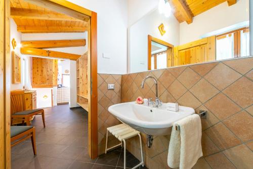 baño con lavabo en una habitación en Casa Tra Borgo e Lago, en Tenno