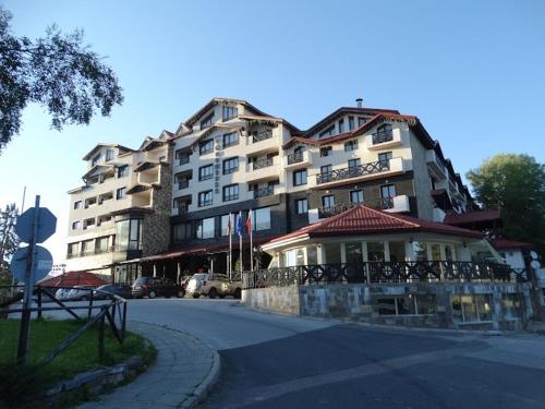 ein großes Gebäude auf einer Straße neben einer Straße in der Unterkunft Proslav Haouss in Plowdiw