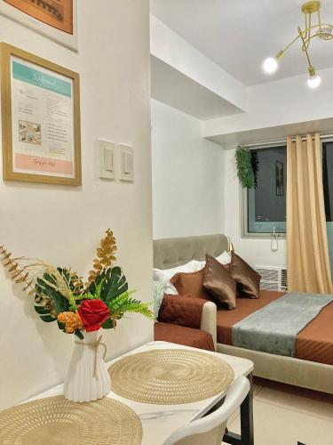 Posezení v ubytování The Residences at Commonwealth Quezon City by Snazzy Staycation
