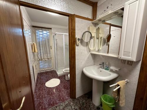 a bathroom with a sink and a shower and a toilet at Villa Yemaya - camera con bagno privato in Casarsa della Delizia