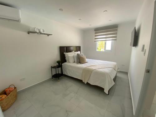 Postel nebo postele na pokoji v ubytování Stylish 1-Bdr Apt with Pool View and Private Balcony at Villa Iris