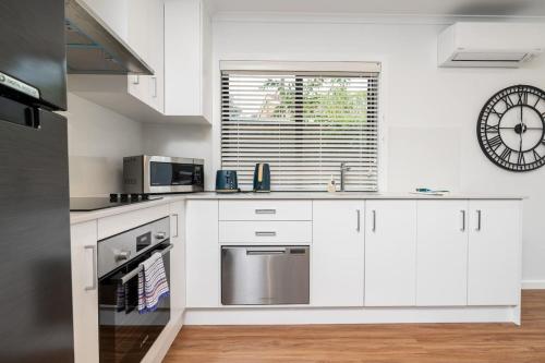 A kitchen or kitchenette at Cosy 1 BR unit in Ainslie