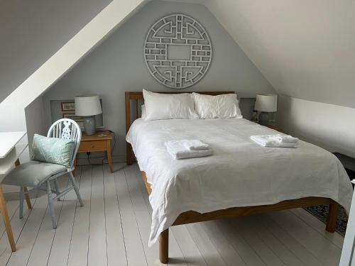 1 dormitorio con cama, escritorio y silla en Billie's seaside retreat, en Lyme Regis