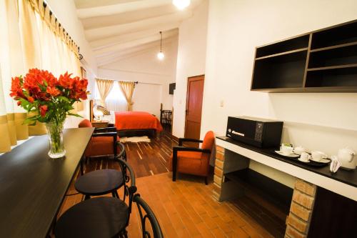una sala de estar con una habitación de hotel en Wilkamayu Hotel, en Sicuani