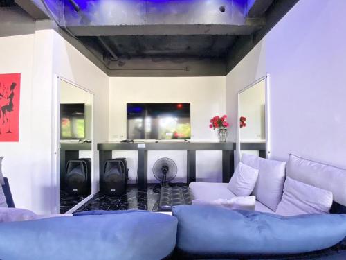 Ruang duduk di Chalong - 8 Bedroom Private Pool Villa - Nap Crown