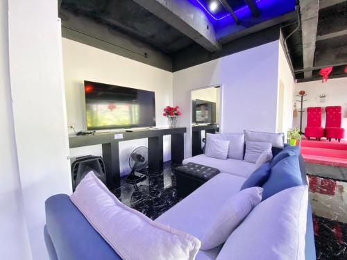 Televisyen dan/atau pusat hiburan di Chalong - 8 Bedroom Private Pool Villa - Nap Crown