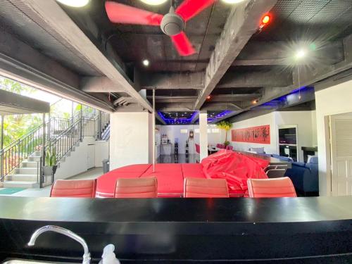 Ruang duduk di Chalong - 8 Bedroom Private Pool Villa - Nap Crown