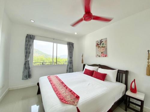 Katil atau katil-katil dalam bilik di Chalong - 8 Bedroom Private Pool Villa - Nap Crown