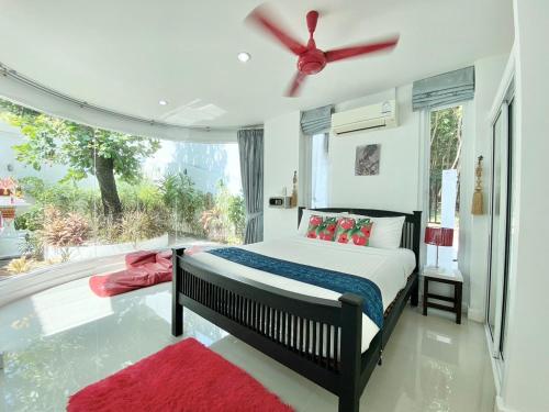 Katil atau katil-katil dalam bilik di Chalong - 8 Bedroom Private Pool Villa - Nap Crown