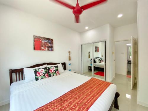 Katil atau katil-katil dalam bilik di Chalong - 8 Bedroom Private Pool Villa - Nap Crown