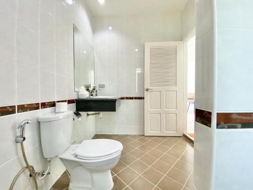 Bilik mandi di Chalong - 8 Bedroom Private Pool Villa - Nap Crown