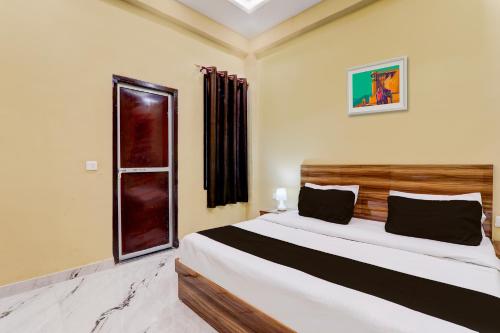 Tempat tidur dalam kamar di OYO Flagship Hotel Shushma