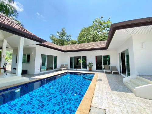 - une piscine dans l'arrière-cour d'une villa dans l'établissement Phikun 4 BR Private Pool Villa, à Chalong
