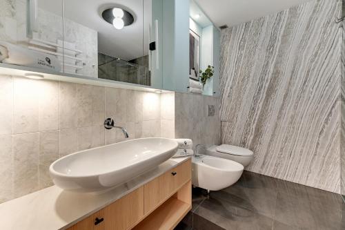 uma casa de banho com um lavatório e um WC em Lion Apartments - Premium Apartment in Old Town Marina View em Gdansk