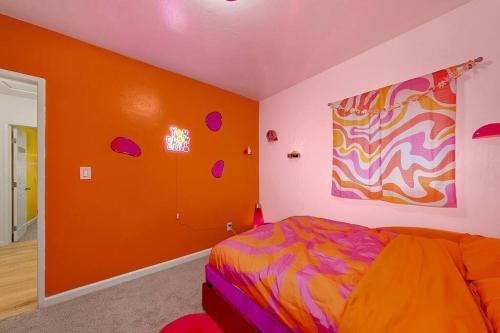 Cama o camas de una habitación en The Retro Wave Themed House