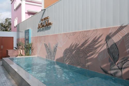 a swimming pool in front of a building with a mural at 沉靛旅宿 La Casa Indaco 墾丁夢幻島Villa in Sigou