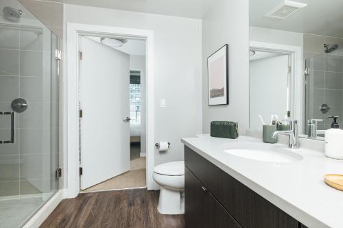 uma casa de banho com um WC, um lavatório e um chuveiro em Mint House Denver - Downtown Union Station em Denver