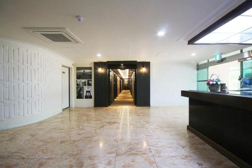 an empty lobby with a hallway with a hallwayngth at Prince hotel in Goseong