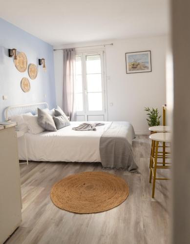 une chambre blanche avec un lit et une fenêtre dans l'établissement Dreamy Appartement - Disneyland & Paris, à Bussy-Saint-Georges