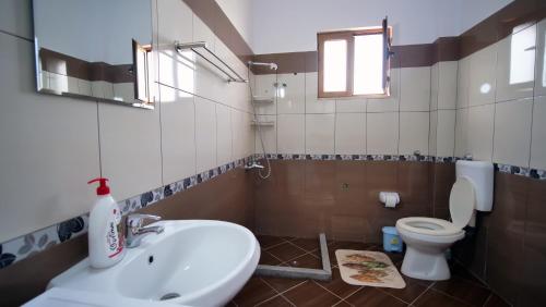y baño con lavabo y aseo. en Vila Dean, en Berat