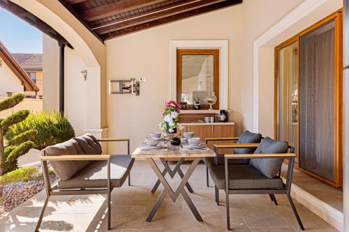 - une salle à manger avec une table et des chaises dans l'établissement Sika Royal Central Apartment, à Arad