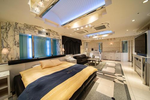 Kami-tobachōにあるsala del rey Kyoto Southのベッドルーム(大型ベッド1台付)、リビングルームが備わります。