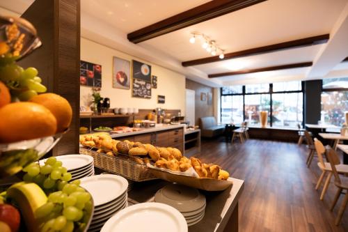 a buffet of food on a table in a restaurant at Garner Hotel Frankfurt - Palmengarten by IHG in Frankfurt/Main
