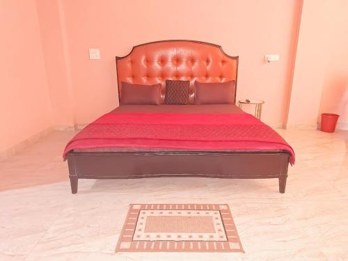 Un pat sau paturi într-o cameră la Hotel Near Yashobhoomi - Dwarka Sec 8