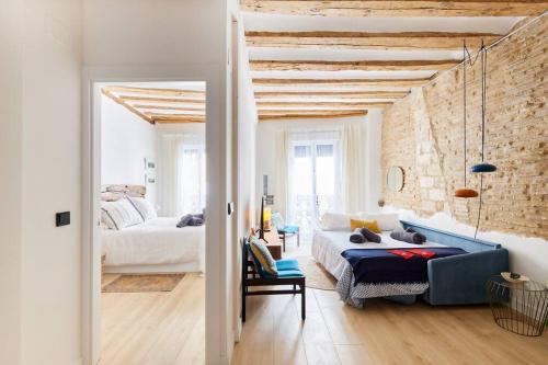 a bedroom with a bed and a couch in a room at Precioso apartamento en la calle Estafeta! in Pamplona