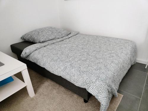 - une chambre avec un lit et une couverture dans l'établissement Ferienwohnung Heide 2, à Kalyves