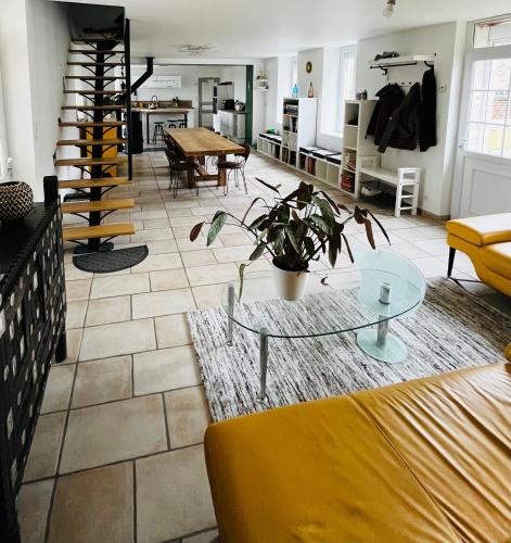 a living room with a couch and a table at Le gite de l’oppidum in Étrun