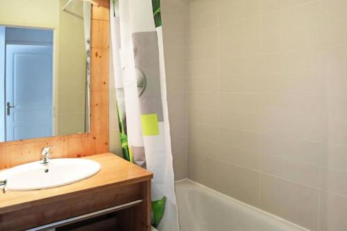une salle de bain avec un lavabo, un miroir et une baignoire dans l'établissement Résidence Balcon Des Airelles - Balcon des Airelles N°206 MAE-0924, aux Orres