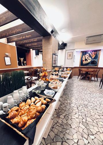 una linea a buffet con molto pane e dolci di Hotel al Graspo de Ua a Venezia
